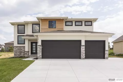 5818 N 209th St, Elkhorn, NE 68022