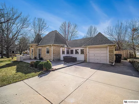 2590 Woodsdale Blvd, Lincoln, NE 68502