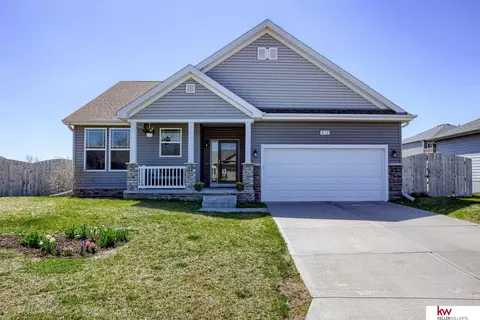 317 Fairway Cir, Plattsmouth, NE 68048