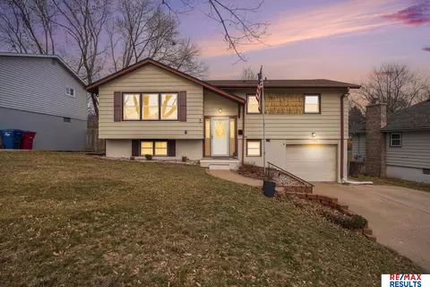 8762 Pine Dr, La Vista, NE 68128