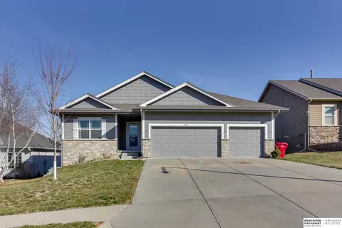 903 Grandview Dr, Louisville, NE 68037