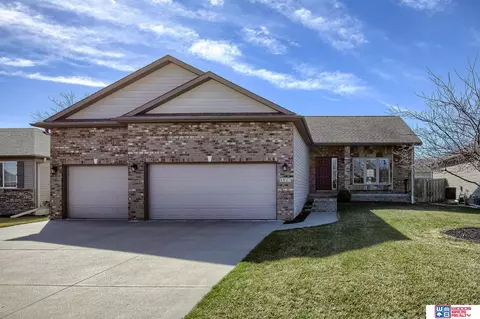 8921 Garland St, Lincoln, NE 68505
