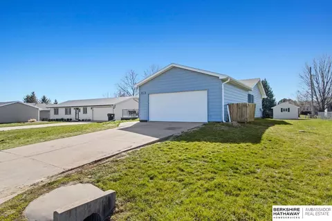 4785 Crestview Dr, Blair, NE 68008