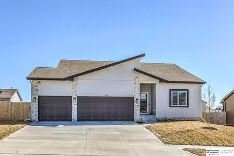 11749 S 112 St, Papillion, NE 68046