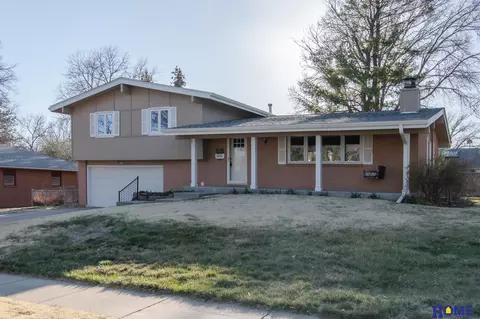 811 Driftwood Dr, Lincoln, NE 68510