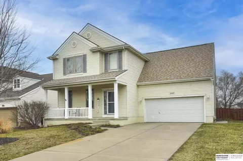 2107 Quartz Dr, Papillion, NE 68046