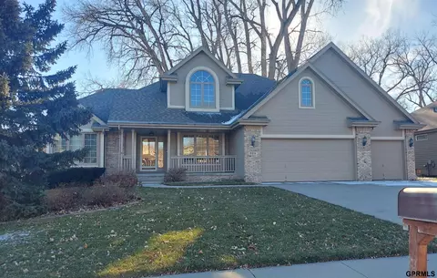 906 Shady Tree Ln, Papillion, NE 68046