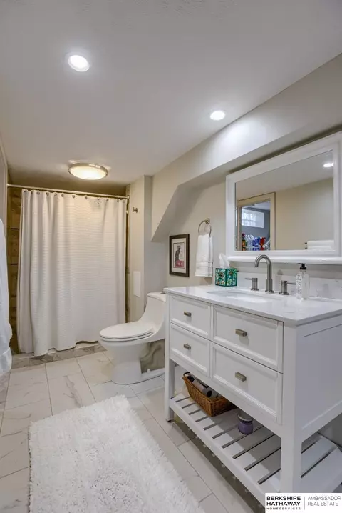 Bath - 8753 Dorcas St, Omaha, NE 68124 photo 4 of 4