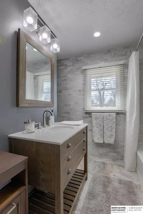 Bath - 8753 Dorcas St, Omaha, NE 68124 photo 2 of 4