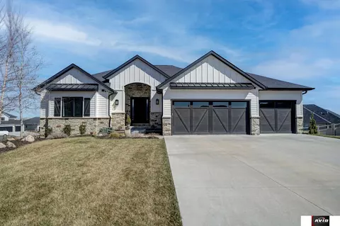8830 Chaparral Ct, Lincoln, NE 68520