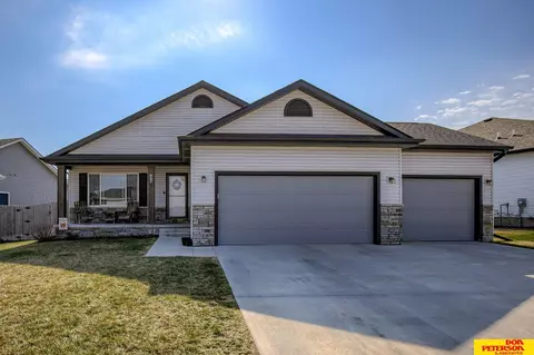 937 Hickory Hill Ln, Lincoln, NE 68521