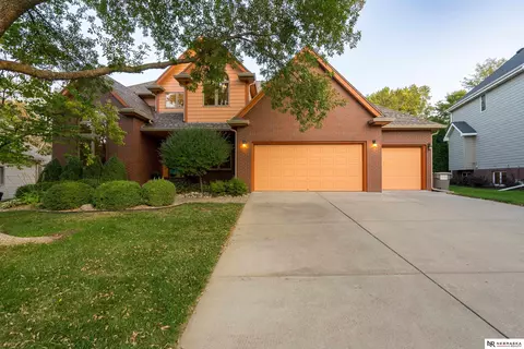 6048 Cross Creek Rd, Lincoln, NE 68516