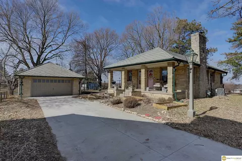 2716 S 44th St, Omaha, NE 68105