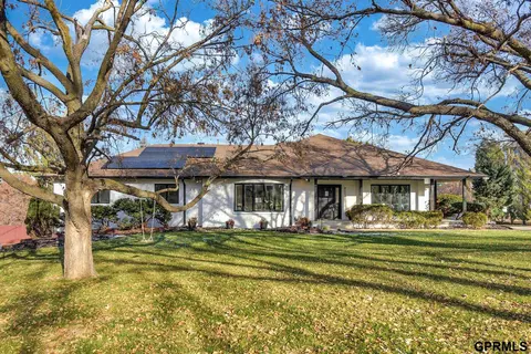 8504 Douglas St, Omaha, NE 68114