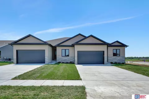 10625 Majestic Ln, Lincoln, NE 68527