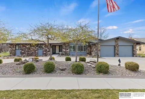 5916 Oak Hills Dr, Omaha, NE 68137