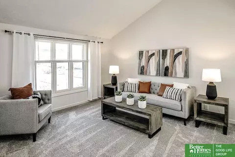 1002 Edgewood Blvd, Papillion, NE 68046