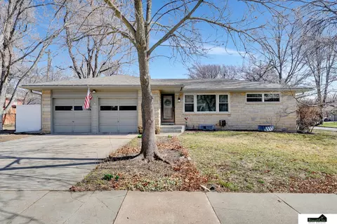 1836 Skyline Dr, Lincoln, NE 68506