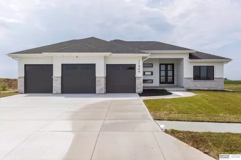 11966 S 118th St, Papillion, NE 68046