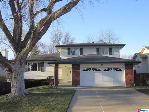 10748 Borman Cir, Omaha, NE 68127