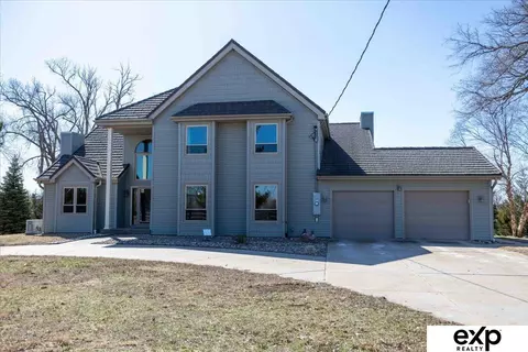 7105 Sun Lake Dr, Plattsmouth, NE 68048