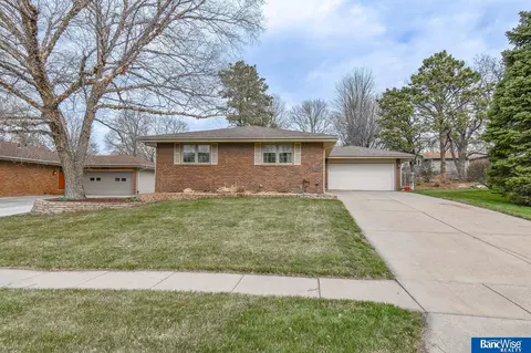 6216 Deerwood Dr, Lincoln, NE 68516