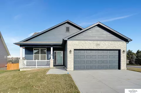 18402 Emiline St, Omaha, NE 68136