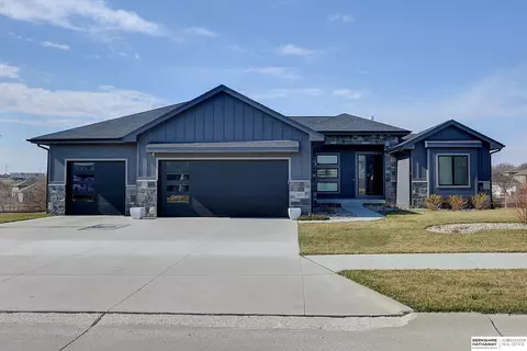 18423 Grant St, Elkhorn, NE 68022