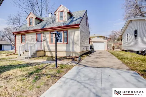 6124 Park Lane Dr, Omaha, NE 68104