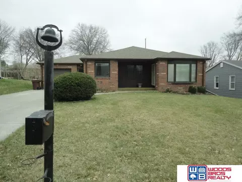 5930 Gillan Rd, Lincoln, NE 68505