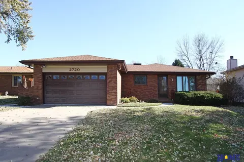 2720 Dorothy Dr, Lincoln, NE 68507