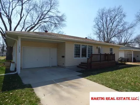 1703 Sara Rd, Beatrice, NE 68310 photo 2