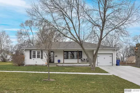820 S Adams St, Papillion, NE 68046