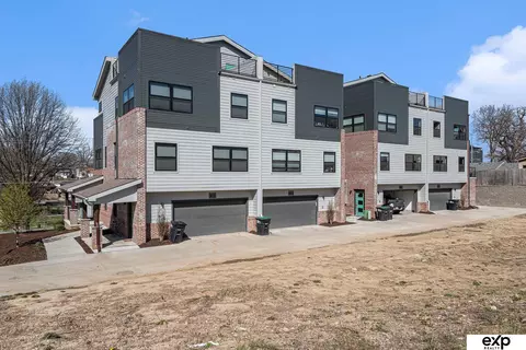 939 S 33rd Terrace Plz, Omaha, NE 68105