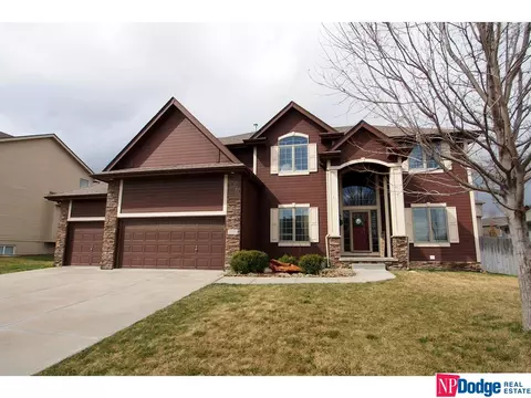 2210 Broadwater Dr, Papillion, NE 68046