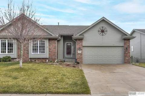 11715 Lakeview Dr, Papillion, NE 68133