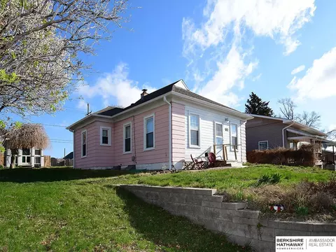 7724 Park Dr, Ralston, NE 68127