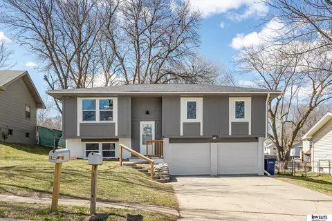 8906 Florence Dr, Bellevue, NE 68147