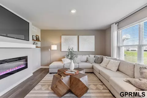 17062 Young St, Bennington, NE 68007 photo 2