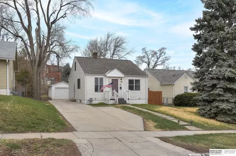 6033 Pinkney St, Omaha, NE 68104