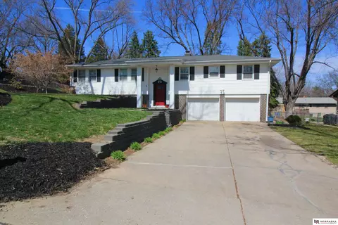 9810 Ontario St, Omaha, NE 68124