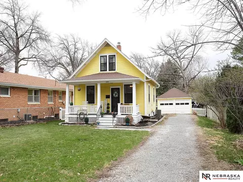 1260 S 44th St, Lincoln, NE 68510
