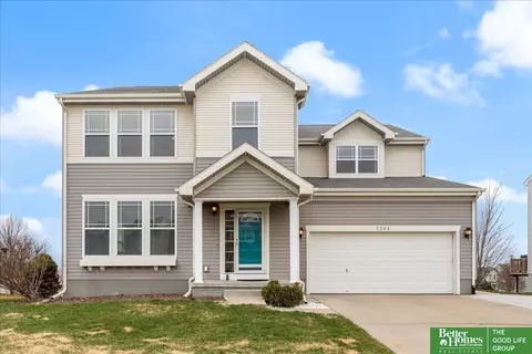 2304 Ridgeview Dr, Papillion, NE 68046
