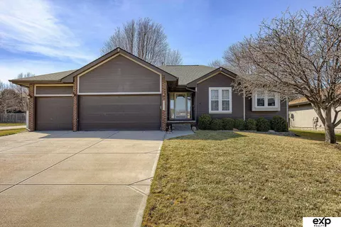 7182 Plum Dale Rd, La Vista, NE 68128