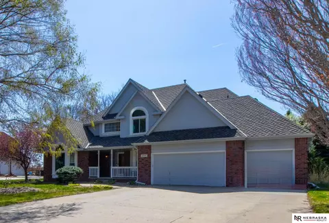 805 Western Hills Dr, Papillion, NE 68046