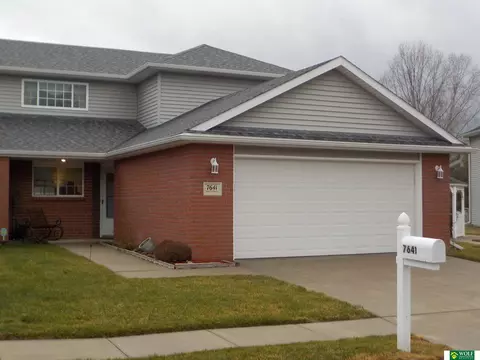 7641 Maple Village Dr, Lincoln, NE 68510