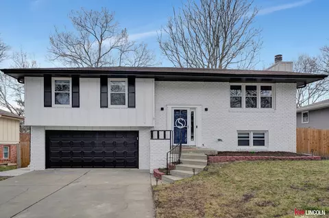 6210 Oakridge Dr, Lincoln, NE 68516
