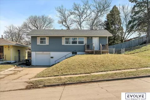 7773 Hamilton St, Omaha, NE 68114