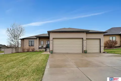 7300 Pinwheel Ct, Lincoln, NE 68516