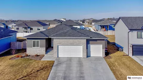 8112 Yankee Woods Dr, Lincoln, NE 68516